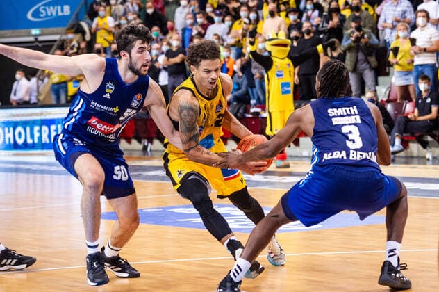 Jonah Radebaugh (MHP RIESEN Ludwigsburg 12) Yovel Zoosman (ALBA Berlin 50) Jaleen Smith (ALBA Berlin 3) beim BBL-Spiel: MHP Riesen Ludwigsburg - ALBA Berlin am 10.10.2021 in Ludwigsburg (MHPArena) Deutschland Ludwigsburg. 10.10.21 Basketball , 10.10.2021, Ludwigsburg (Deutschland)