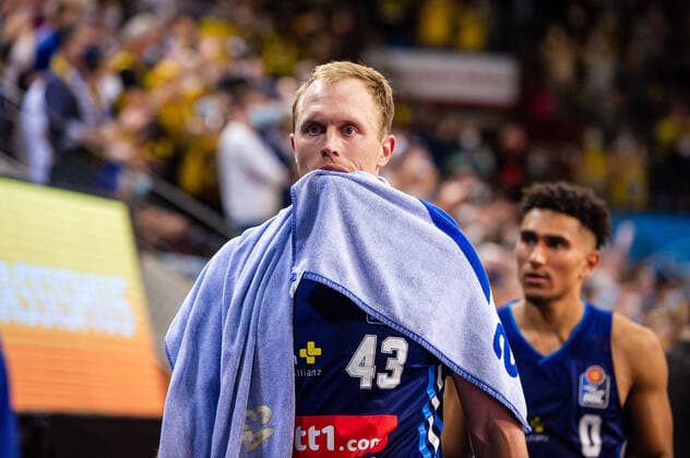 Luke Sikma (ALBA Berlin 43) Maodo Lo (ALBA Berlin 0) enttaeuscht beim BBL-Spiel: MHP Riesen Ludwigsburg - ALBA Berlin am 10.10.2021 in Ludwigsburg (MHPArena) Deutschland Ludwigsburg. 10.10.21 Basketball , 10.10.2021, Ludwigsburg (Deutschland)