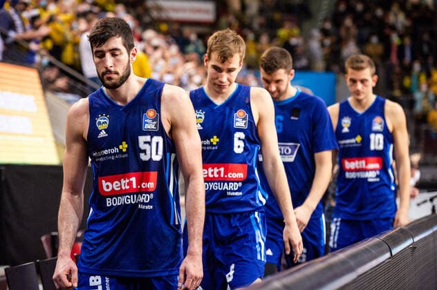 Yovel Zoosman (ALBA Berlin 50) Malte Delow (ALBA Berlin 6) sichtlich enttaeuscht beim BBL-Spiel: MHP Riesen Ludwigsburg - ALBA Berlin am 10.10.2021 in Ludwigsburg (MHPArena) Deutschland Ludwigsburg. 10.10.21 Basketball , 10.10.2021, Ludwigsburg (Deutschland)