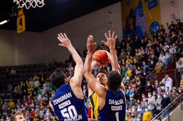 Jonah Radebaugh (MHP RIESEN Ludwigsburg 12) Yovel Zoosman (ALBA Berlin 50) Oscar Da Silva (ALBA Berlin 1) beim BBL-Spiel: MHP Riesen Ludwigsburg - ALBA Berlin am 10.10.2021 in Ludwigsburg (MHPArena) Deutschland Ludwigsburg. 10.10.21 Basketball , 10.10.2021, Ludwigsburg (Deutschland)