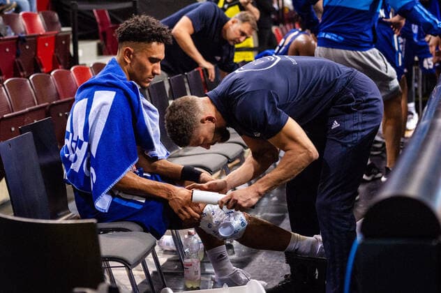 Verletzt: Maodo Lo (ALBA Berlin 0) Eisbeutel am Knie beim BBL-Spiel: MHP Riesen Ludwigsburg - ALBA Berlin am 10.10.2021 in Ludwigsburg (MHPArena) Deutschland Ludwigsburg. 10.10.21 Basketball , 10.10.2021, Ludwigsburg (Deutschland)