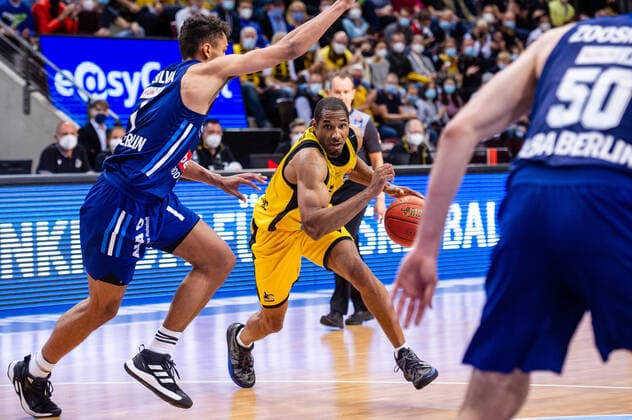 Tremmell Darden (MHP RIESEN Ludwigsburg 21) Oscar Da Silva (ALBA Berlin 1) beim BBL-Spiel: MHP Riesen Ludwigsburg - ALBA Berlin am 10.10.2021 in Ludwigsburg (MHPArena) Deutschland Ludwigsburg. 10.10.21 Basketball , 10.10.2021, Ludwigsburg (Deutschland)