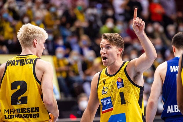 Jordan Hulls (MHP RIESEN Ludwigsburg 1) Jacob Patrick (MHP RIESEN Ludwigsburg 2) beim BBL-Spiel: MHP Riesen Ludwigsburg - ALBA Berlin am 10.10.2021 in Ludwigsburg (MHPArena) Deutschland Ludwigsburg. 10.10.21 Basketball , 10.10.2021, Ludwigsburg (Deutschland)