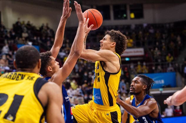 Jonah Radebaugh (MHP RIESEN Ludwigsburg 12) Oscar Da Silva (ALBA Berlin 1) Jaleen Smith (ALBA Berlin 3) beim BBL-Spiel: MHP Riesen Ludwigsburg - ALBA Berlin am 10.10.2021 in Ludwigsburg (MHPArena) Deutschland Ludwigsburg. 10.10.21 Basketball , 10.10.2021, Ludwigsburg (Deutschland)