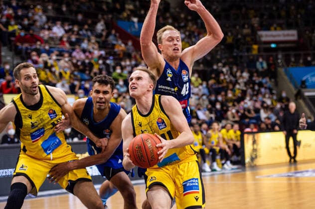 Lukas Herzog (MHP RIESEN Ludwigsburg 11) Jonas Wohlfarth-Bottermann (MHP RIESEN Ludwigsburg 18) Oscar Da Silva (ALBA Berlin 1) Luke Sikma (ALBA Berlin 43) beim BBL-Spiel: MHP Riesen Ludwigsburg - ALBA Berlin am 10.10.2021 in Ludwigsburg (MHPArena) Deutschland Ludwigsburg. 10.10.21 Basketball , 10.10.2021, Ludwigsburg (Deutschland)
