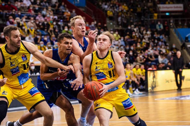 Lukas Herzog (MHP RIESEN Ludwigsburg 11) Jonas Wohlfarth-Bottermann (MHP RIESEN Ludwigsburg 18) Oscar Da Silva (ALBA Berlin 1) Luke Sikma (ALBA Berlin 43) beim BBL-Spiel: MHP Riesen Ludwigsburg - ALBA Berlin am 10.10.2021 in Ludwigsburg (MHPArena) Deutschland Ludwigsburg. 10.10.21 Basketball , 10.10.2021, Ludwigsburg (Deutschland)