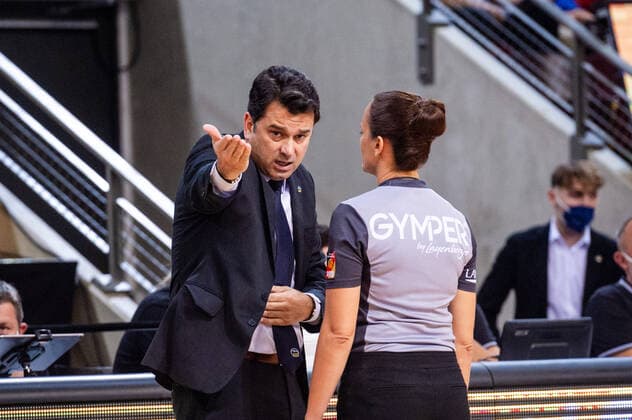Diskussion: Israel Gonzalez (Headcoach ALBA Berlin) Anne Panther (Referee) beim BBL-Spiel: MHP Riesen Ludwigsburg - ALBA Berlin am 10.10.2021 in Ludwigsburg (MHPArena) Deutschland Ludwigsburg. 10.10.21 Basketball , 10.10.2021, Ludwigsburg (Deutschland)