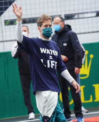 Formula 1 Turkish Grand Prix 2021 10.10.2021, Istanbul Park Circuit, Istanbul, Formula 1 Turkish Grand Prix 2021 ,im Bild Sebastian Vettel (DEU 5), Aston Martin Cognizant Formula One Team mit einem T-Shirt mit der Aufschrift Water = Life.