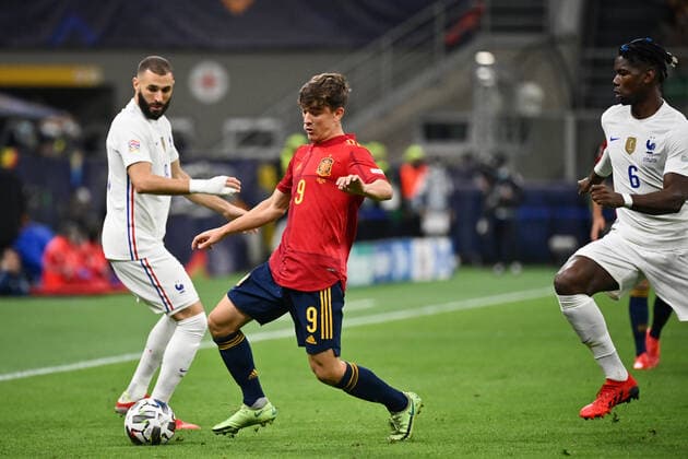 Photo LaPresse - Massimo Paolone October, 10 2021 Milan, Italy soccer Spain vs France - Nations League Final Season 2020 2021 - San Siro Stadium of Milan. In the pic: Gavi (Spain) competes for the ball with Karim Benzema (France)  Copyright: xMassimoxPaolone LaPressex