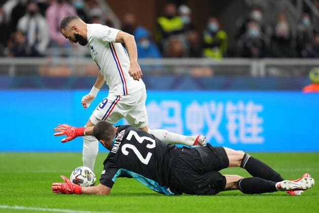 Karim Benzema of France and Unai Simon of Spain Copyright: xx PS_211010_005