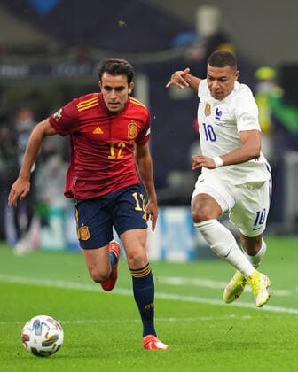 Kylian Mbappe of France and Eric Garcia of Spain Copyright: xx PS_211010_006