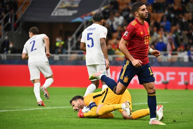Photo LaPresse - Massimo Paolone October, 10 2021 Milan, Italy soccer Spain vs France - Nations League Final Season 2020 2021 - San Siro Stadium of Milan. In the pic: Ferran Torres (Spain) competes for the ball with Hugo Lloris (France)  Copyright: xMassimoxPaolone LaPressex