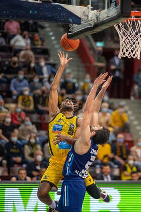 Justin Simon (MHP Riesen Ludwigsburg, 05), Yovel Zoosman (Alba Berlin, 50), MHP Riesen vs. Alba Berlin, Basketball, Bundesliga, easyCredit BBL, 3. Spieltag, Spielzeit 2021 2022, 10.10.2021, MHP Riesen vs. Alba Berlin, Basketball, Bundesliga, easyCredit BBL, 3. Spieltag, Spielzeit 2021 2022, 10.10.2021 Ludwigsburg Copyright: xEibner-Pressefoto SaschaxWaltherx EP_swa
