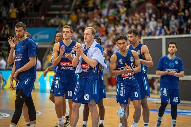 Enttaeuscht, Malte Delow (Alba Berlin, 06), Tim Schneider (Alba Berlin, 10), Luke Sikma (Alba Berlin, 43), Maodo Lo (Alba Berlin, 00), Tamir Blatt (Alba Berlin, 45), Oscar DA Silva (Alba Berlin, 01), MHP Riesen vs. Alba Berlin, Basketball, Bundesliga, easyCredit BBL, 3. Spieltag, Spielzeit 2021 2022, 10.10.2021, MHP Riesen vs. Alba Berlin, Basketball, Bundesliga, easyCredit BBL, 3. Spieltag, Spielzeit 2021 2022, 10.10.2021 Ludwigsburg Copyright: xEibner-Pressefoto SaschaxWaltherx EP_swa