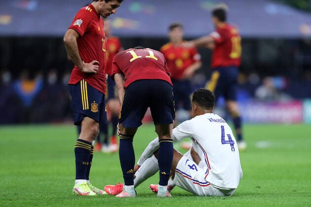 Spain - France Raphael Varane of France injured during the Uefa Nations League final match between Spain and France at Stadio Giuseppe Meazza on October 10, 2021 in Milan, Italy. Milano Stadio Giuseppe Meazza Italy Copyright: xMarcoxCanonierox