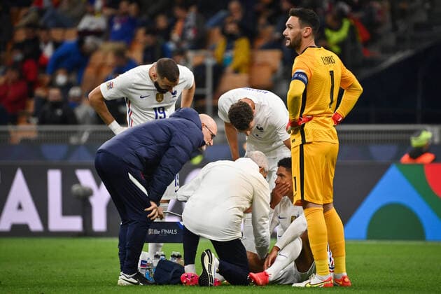 Sport Bilder des Tages Photo LaPresse - Massimo Paolone October, 10 2021 Milan, Italy soccer Spain vs France - Nations League Final Season 2020 2021 - San Siro Stadium of Milan. In the pic: Raphael Varane (France) injured  Copyright: xMassimoxPaolone LaPressex