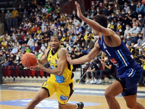V.li. Tremmell Darden (Riesen) , Oscar Da Silva (Berlin) . MHP Riesen Ludwigsburg vs.Alba Berlin . Basketball-Bundesliga 2021-2022. Ludwigsburg , GER, 10.10.2021,