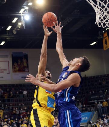 V.li. Tremmell Darden (Riesen) , Oscar Da Silva (Berlin) . MHP Riesen Ludwigsburg vs.Alba Berlin . Basketball-Bundesliga 2021-2022. Ludwigsburg , GER, 10.10.2021,