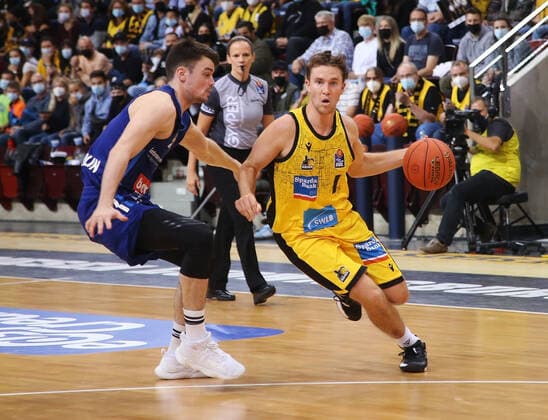 V.li. Jonas Mattisseck (Berlin), Jordan Hulls (Riesen) . MHP Riesen Ludwigsburg vs.Alba Berlin . Basketball-Bundesliga 2021-2022. Ludwigsburg , GER, 10.10.2021,