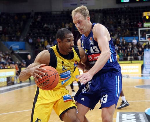 V.li. Tremmell Darden (Riesen) , Luke Sikma (Berlin) . MHP Riesen Ludwigsburg vs.Alba Berlin . Basketball-Bundesliga 2021-2022. Ludwigsburg , GER, 10.10.2021,