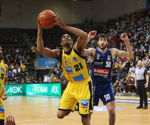 V.li. Tremmell Darden (Riesen) , Yovel Zoosman (Berlin) . MHP Riesen Ludwigsburg vs.Alba Berlin . Basketball-Bundesliga 2021-2022. Ludwigsburg , GER, 10.10.2021,