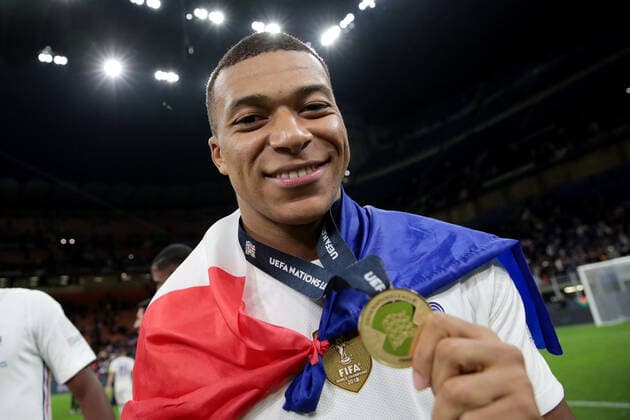 MILAN, ITALY - OCTOBER 10: Kylian Mbappe of France celebrates with their winners medal following the UEFA Nations League 2021 Final match between Spain and France at San Siro Stadium on October 10, 2021 in Milan, Italy. (Photo by Emilio Andreoli - UEFA UEFA via Getty Images Insidefoto Insidefoto) insidefoto