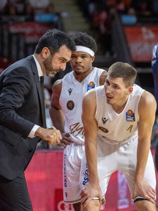 Braunschweigs Trainer Jesus RAMIREZ und 1 KRAEMER (KRÄMER). Basketball, FC Bayern Muenchen - Loewen Braunschweig, BBL-Hauptrunde, Saison 2021-2022, am 10.10.2021 in Muenchen, A U D I D O M E, Deutschland. Quelle Copyright Credit : Oryk HAIST