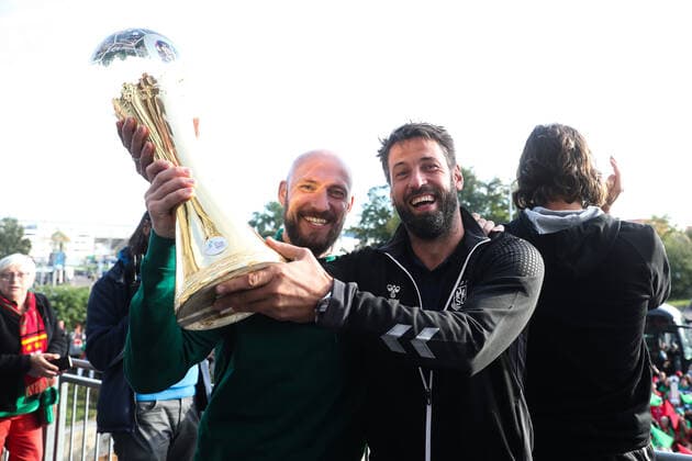 Trainer Bennet Wiegert (SC Magdeburg) mit Co-Trainer Yves Grafenhorst (SC Magdeburg) - Empfang zum Gewinn der IHF Super Globe Klub Weltmeisterschaft 2021 in Saudi Arabien der Handballer vom SC Magdeburg vor der GETEC Arena in Magdeburg - Handball,Mann,Männer,Deutschland,10.10.2021