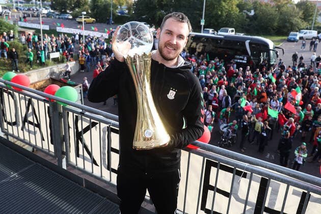 Bilder des Jahres 2021, Sport 10 Oktober Sport Themen der Woche KW40 Sport Bilder des Tages Christian O Sullivan (SC Magdeburg,24) - Empfang zum Gewinn der IHF Super Globe Klub Weltmeisterschaft 2021 in Saudi Arabien der Handballer vom SC Magdeburg vor der GETEC Arena in Magdeburg - Handball,Mann,Männer,Deutschland,10.10.2021 *** Christian O Sullivan SC Magdeburg,24 Reception to win the IHF Super Globe Club World Championship 2021 in Saudi Arabia of the handball players from SC Magdeburg in front of the GETEC Arena in Magdeburg Handball,man,men,Germany,10 10 2021