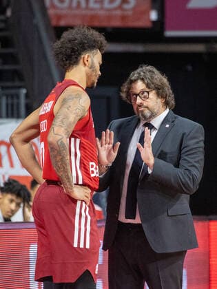 Bayerns - Head Coach Andrea TRINCHIERI und 0 Nick WEILER-BABB. Basketball, FC Bayern Muenchen - Loewen Braunschweig, BBL-Hauptrunde, Saison 2021-2022, am 10.10.2021 in Muenchen, A U D I D O M E, Deutschland. Quelle Copyright Credit : Oryk HAIST