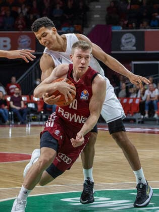 Bayerns 10 Ognien JARAMAZ vor Braunschweigs 10 FRU. Basketball, FC Bayern Muenchen - Loewen Braunschweig, BBL-Hauptrunde, Saison 2021-2022, am 10.10.2021 in Muenchen, A U D I D O M E, Deutschland. Quelle Copyright Credit : Oryk HAIST