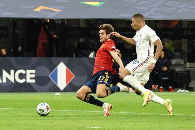 Marcos Alonso (Espagne) - Kylian MBappe (France) FOOTBALL : Espagne vs France - League des Nations - Finale - Milan - 10 10 2021 NorbertScanella Panoramic 