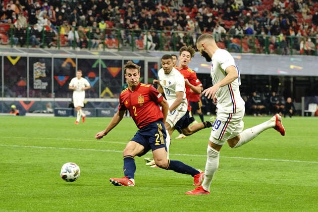 Karim Benzema (France) - Cesar Azpilicueta (Espagne) FOOTBALL : Espagne vs France - League des Nations - Finale - Milan - 10 10 2021 NorbertScanella Panoramic 