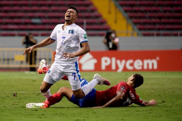 Costa Rica s Johan Venegas (R) in action against El Salvador s Darwin Ceren, in a match amid the Concacaf qualifiers for the Qatar 2022 World Cup at the National Stadium in San Jose, Costa Rica, 10 October 2021. Costa Rica - El Salvador !ACHTUNG: NUR REDAKTIONELLE NUTZUNG!  Copyright: xJeffreyxArguedasx AMDEP870 20211010-8505e2eddd9acff227af022a3589e3d8e1d286b9