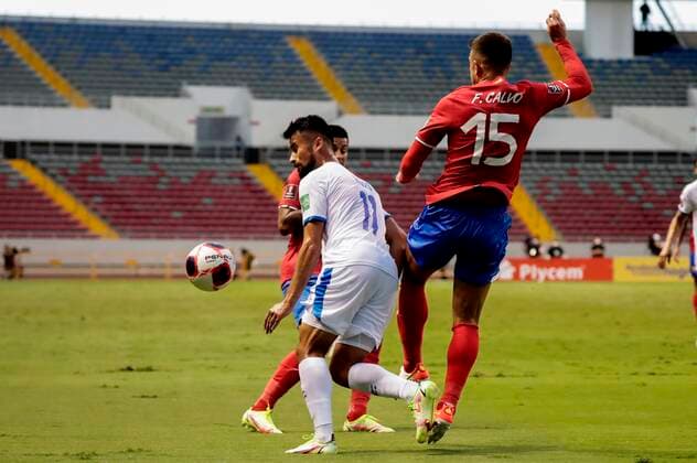 Costa Rica s Francisco Calvo (R) in action against El Salvador s Joaquin Rivas, in a match amid the Concacaf qualifiers for the Qatar 2022 World Cup at the National Stadium in San Jose, Costa Rica, 10 October 2021. Costa Rica - El Salvador !ACHTUNG: NUR REDAKTIONELLE NUTZUNG!  Copyright: xJeffreyxArguedasx AMDEP868 20211010-5ed37c9598f4a13d3d9f06a93f6b24ae3f15e998