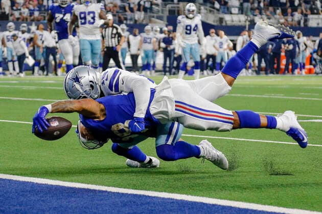 Bilder des Jahres 2021, Sport 10 Oktober Sport Themen der Woche KW40 Sport Bilder des Tages ARLINGTON, TX - OCTOBER 10: New York Giants running back Devontae Booker (28) gets tackled by Dallas Cowboys free safety Damontae Kazee (18) during the game between the Dallas Cowboys and the New York Giants on October 10, 2021 at AT&T Stadium in Arlington, Texas. (Photo by Matthew Pearce Icon Sportswire) NFL, American Football Herren, USA OCT 10 Giants at Cowboys Icon1692110101001