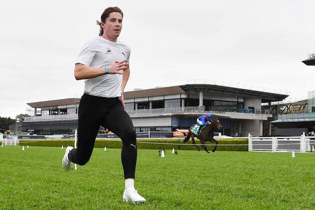 Bilder des Jahres 2021, Sport 10 Oktober Sport Themen der Woche KW41 ROHAN BROWNING HUGH BOWMAN RANDWICK SPRINT, Australian sprinter Rohan Browning participates in a handicap race against jockey Hugh Bowman riding Lost And Running to promote the running of The Everest at Randwick Racecourse in Sydney, Monday, October 11, 2021. ( NO ARCHIVING, EDITORIAL USE ONLY, NO USE IN BOOKS WITHOUT CONSENT SYDNEY NSW AUSTRALIA  Copyright: xDEANxLEWINSx 20211011001584976070