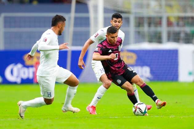 Mexico s Orbelin Pineda (R) in action against Honduras, during a match amid the Concacaf qualifiers for the Qatar 2022 World Cup, at the Azteca Stadium in Mexico City, Mexico, 10 October 2021. Mexico - Honduras !ACHTUNG: NUR REDAKTIONELLE NUTZUNG!  Copyright: xCarlosxRamírezx AMDEP1047 20211011-c57e7ca051ba587ca7bf8366ac67f2edc71b8d6c