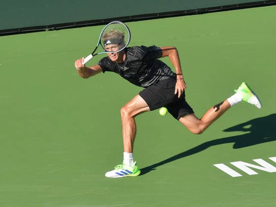 Sport Themen der Woche KW40 Sport Bilder des Tages INDIAN WELLS, CA - OCTOBER 10: Alexander Zverev (GER) hitting a forehand during his men s singles match at the BNP Paribas Open on October 10, 2021, at the Indian Wells Tennis Garden, Indian Wells, CA. (Photo by Cynthia Lum Icon Sportswire) TENNIS: OCT 10 BNP Paribas Open Icon250211010641