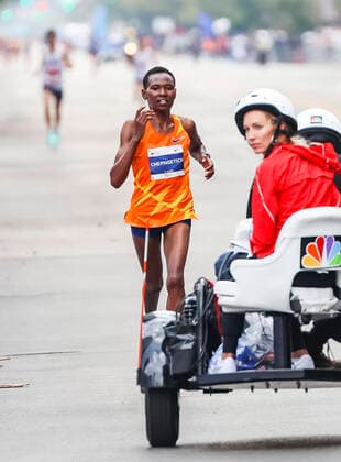 Bilder des Jahres 2021, Sport 10 Oktober Sport Themen der Woche KW40 Sport Bilder des Tages (211011) -- CHICAGO, Oct. 11, 2021 -- Ruth Chepngetich (L) of Kenya competes during the 2021 Chicago Marathon in Chicago, the United States, on Oct. 10, 2021. (Photo by Xinhua) (SP)U.S.-CHICAGO-MARATHON JoelxLerner 