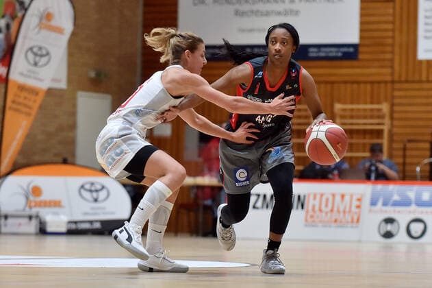 Basketball - DBBL - 04. Spieltag GiroLive Panthers Osnabrück - Eigner Angels Nördlingen am 10.10.2021 in der OSC Halle in Osnabrück Asha Thomas (Noerdlingen) im Zweikampf gegen Samantha Fuehring (Osnabrueck)