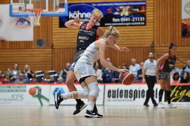 Basketball - DBBL - 04. Spieltag GiroLive Panthers Osnabrück - Eigner Angels Nördlingen am 10.10.2021 in der OSC Halle in Osnabrück Elina Koskimies (Noerdlingen) im Zweikampf gegen Emma Eichmeyer (Osnabrueck)