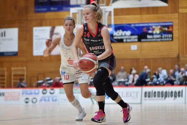 Basketball - DBBL - 04. Spieltag GiroLive Panthers Osnabrück - Eigner Angels Nördlingen am 10.10.2021 in der OSC Halle in Osnabrück Bianca Helmig (Noerdlingen) im Zweikampf gegen Jenny Strozyk (Osnabrueck)