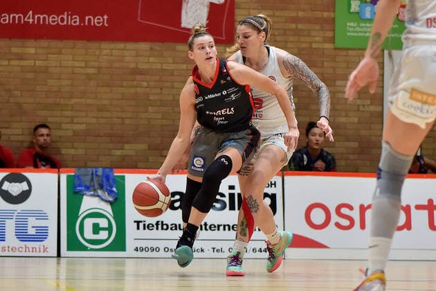 Basketball - DBBL - 04. Spieltag GiroLive Panthers Osnabrück - Eigner Angels Nördlingen am 10.10.2021 in der OSC Halle in Osnabrück Sami Hill (Noerdlingen) im Zweikampf gegen Samantha Fuehring (Osnabrueck)