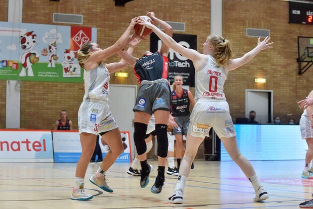 Sport Bilder des Tages Basketball - DBBL - 04. Spieltag GiroLive Panthers Osnabrück - Eigner Angels Nördlingen am 10.10.2021 in der OSC Halle in Osnabrück Sami Hill (Noerdlingen) im Zweikampf gegen Frieda Bühner Buehner (Osnabrueck) und Jill Townsend (Osnabrueck).
