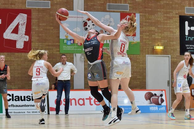Basketball - DBBL - 04. Spieltag GiroLive Panthers Osnabrück - Eigner Angels Nördlingen am 10.10.2021 in der OSC Halle in Osnabrück Sami Hill (Noerdlingen) im Zweikampf gegen Frieda Bühner Buehner (Osnabrueck)