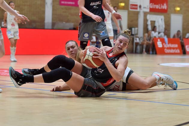 Basketball - DBBL - 04. Spieltag GiroLive Panthers Osnabrück - Eigner Angels Nördlingen am 10.10.2021 in der OSC Halle in Osnabrück Eva Rupnik (Noerdlingen) im Zweikampf gegen Jill Townsend (Osnabrueck)