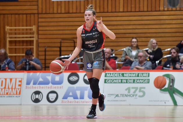 Basketball - DBBL - 04. Spieltag GiroLive Panthers Osnabrück - Eigner Angels Nördlingen am 10.10.2021 in der OSC Halle in Osnabrück Sami Hill (Noerdlingen) (Noerdlingen) am Ball.