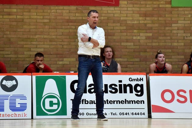 Basketball - DBBL - 04. Spieltag GiroLive Panthers Osnabrück - Eigner Angels Nördlingen am 10.10.2021 in der OSC Halle in Osnabrück Trainer Ajtony Imreh (Noerdlingen) gibt lautstark Anweisungen.