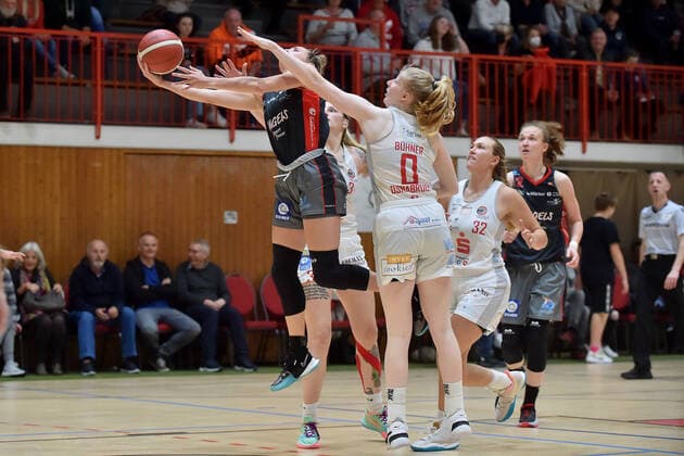 Basketball - DBBL - 04. Spieltag GiroLive Panthers Osnabrück - Eigner Angels Nördlingen am 10.10.2021 in der OSC Halle in Osnabrück Sami Hill (Noerdlingen) im Zweikampf gegen Frieda Bühner Buehner (Osnabrueck)